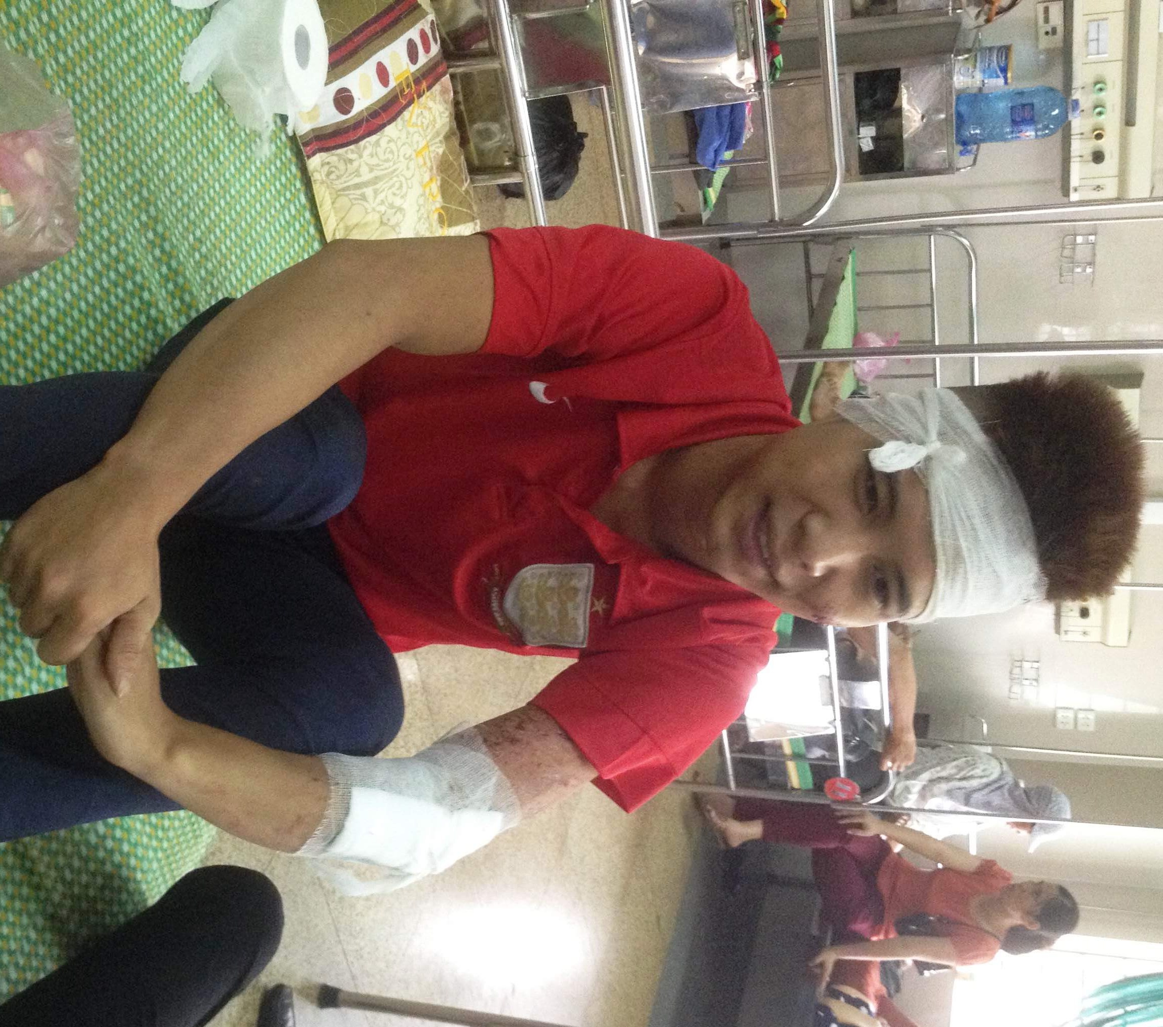 xe khach bi tong lat nghieng anh 2