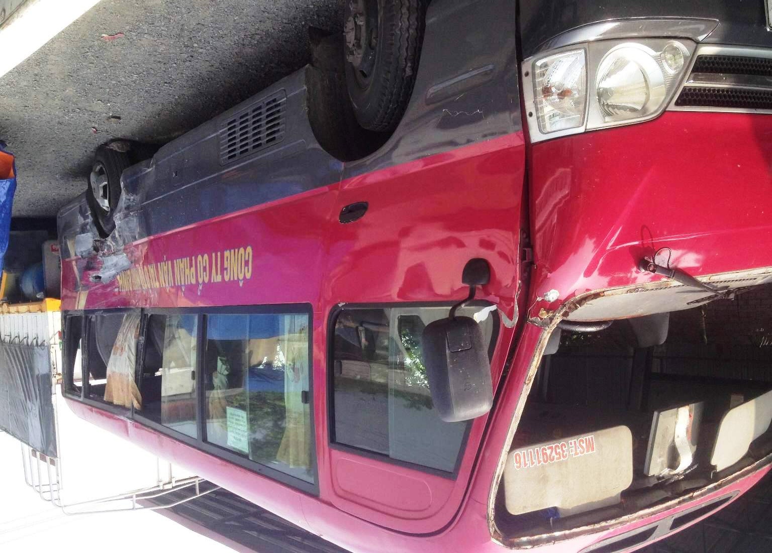 Xe khach bi xe tai dam lat nghieng, 20 nguoi bi thuong hinh anh