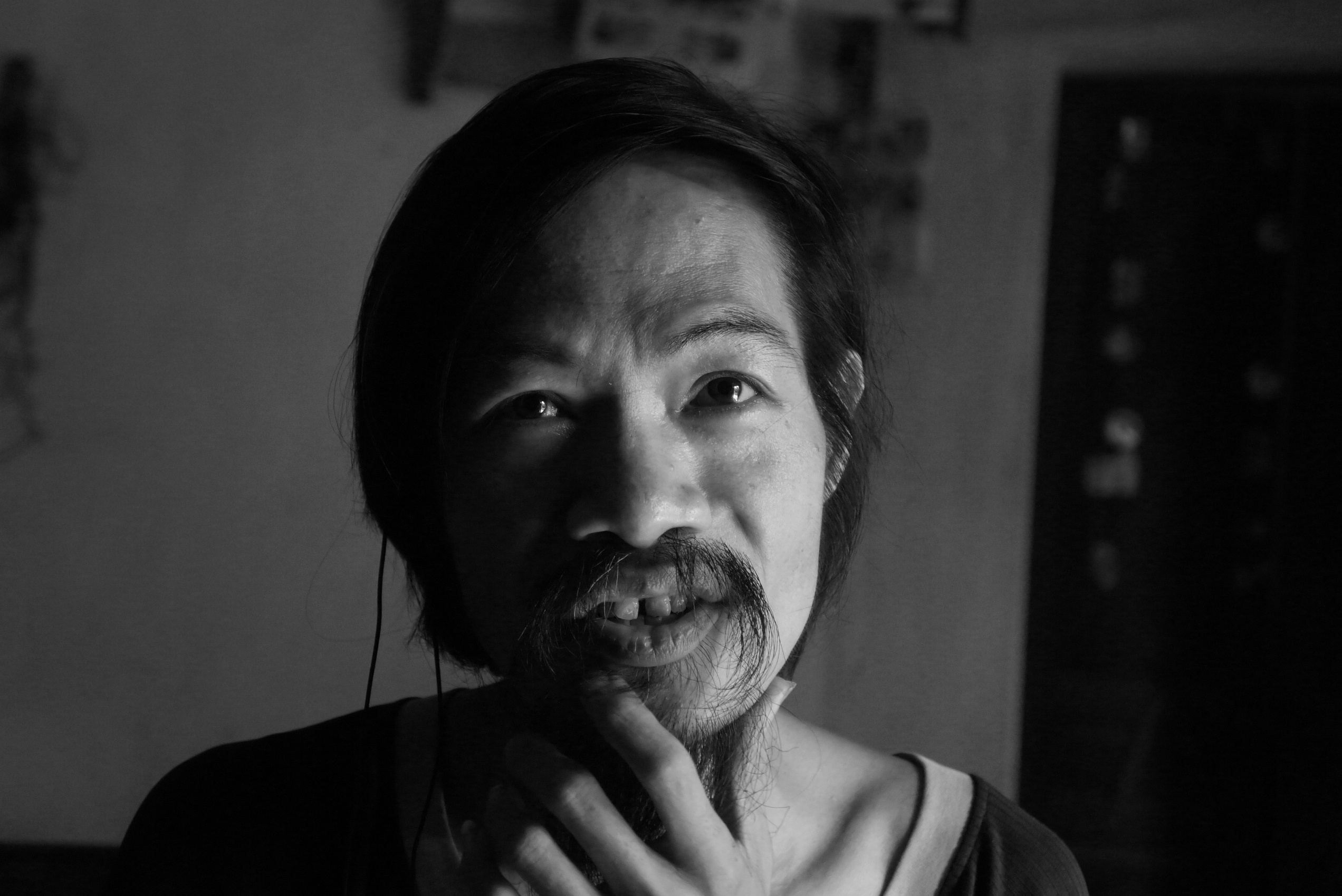 Hai me con tam than xay ham trong nha de o hinh anh