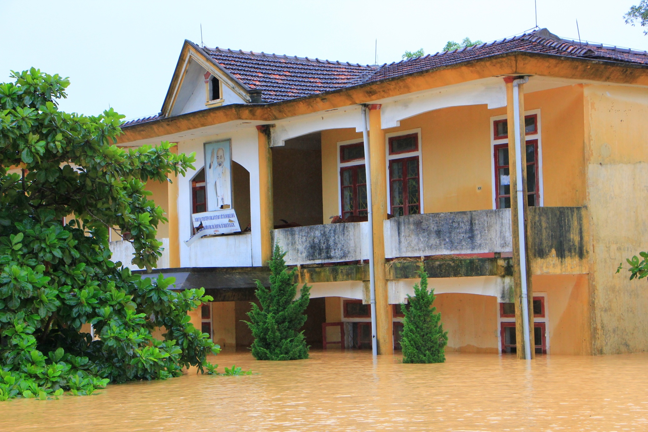 Truong hoc o Ha Tinh chim trong nuoc lu hinh anh
