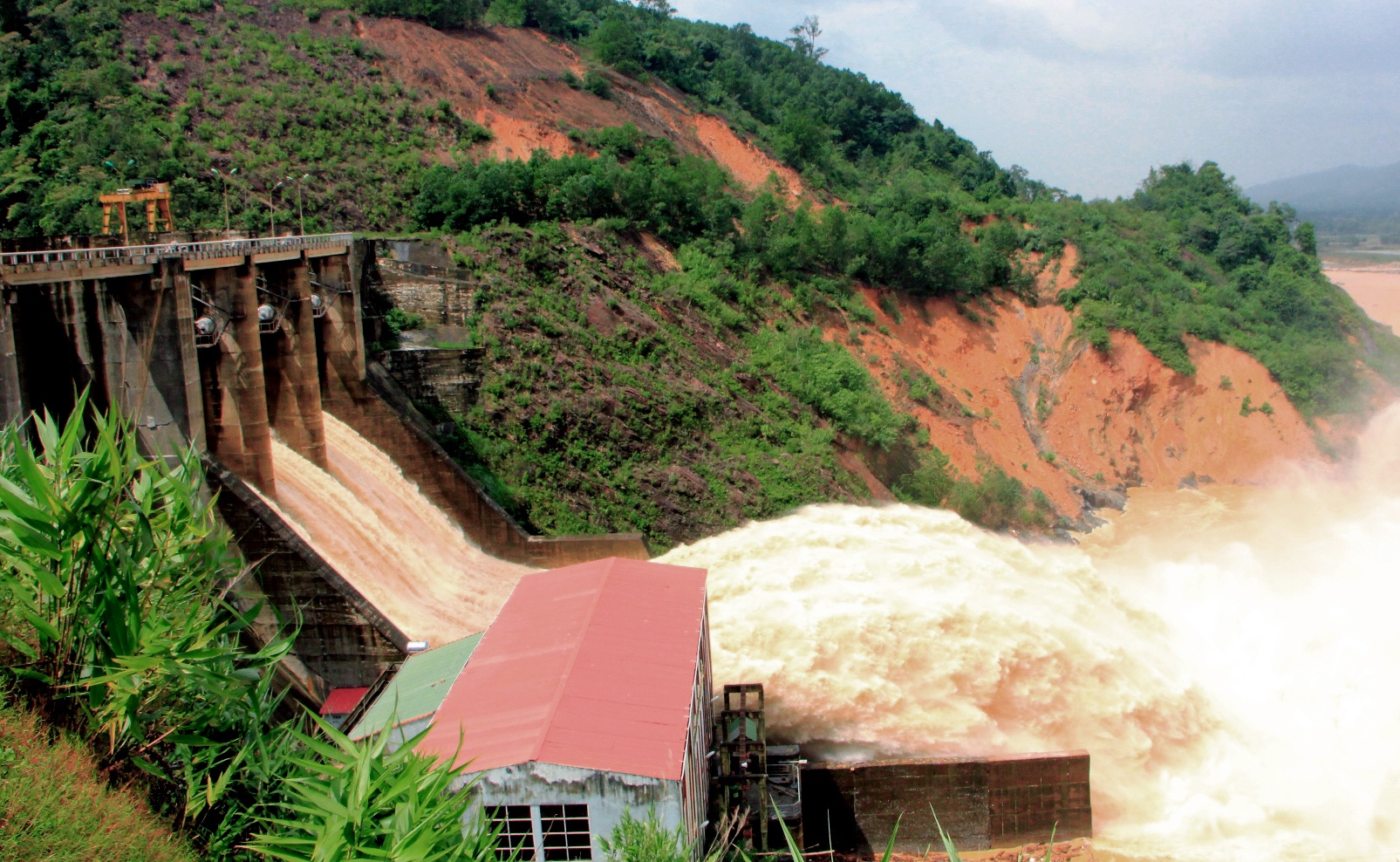 'Thuy dien be nen cu nuoc day la xa, khong the dieu tiet' hinh anh
