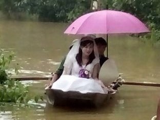 Chu re ruoc dau bang thuyen trong mua lu hinh anh