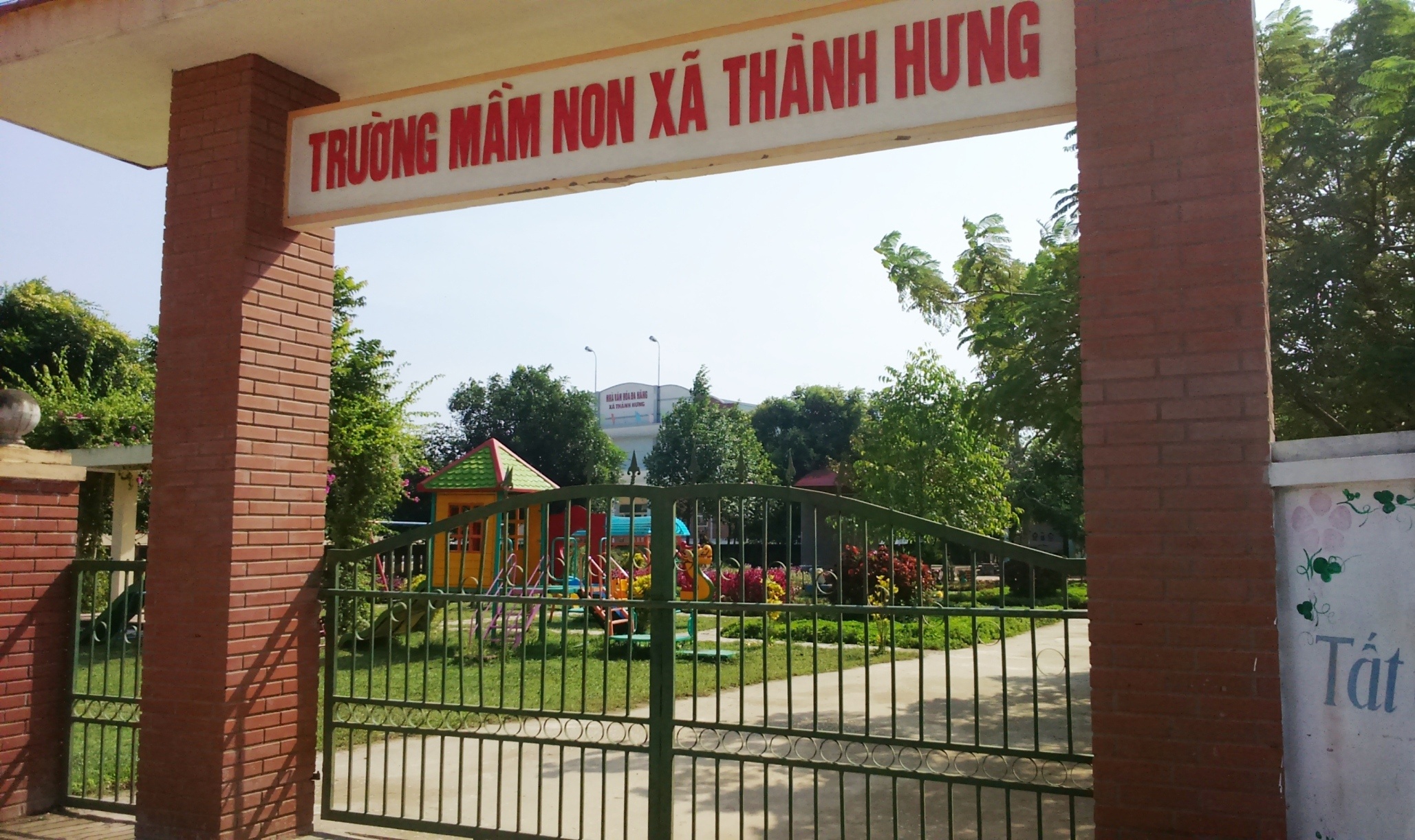 Dong loat cho tre nghi hoc phan doi xay tram phat song hinh anh