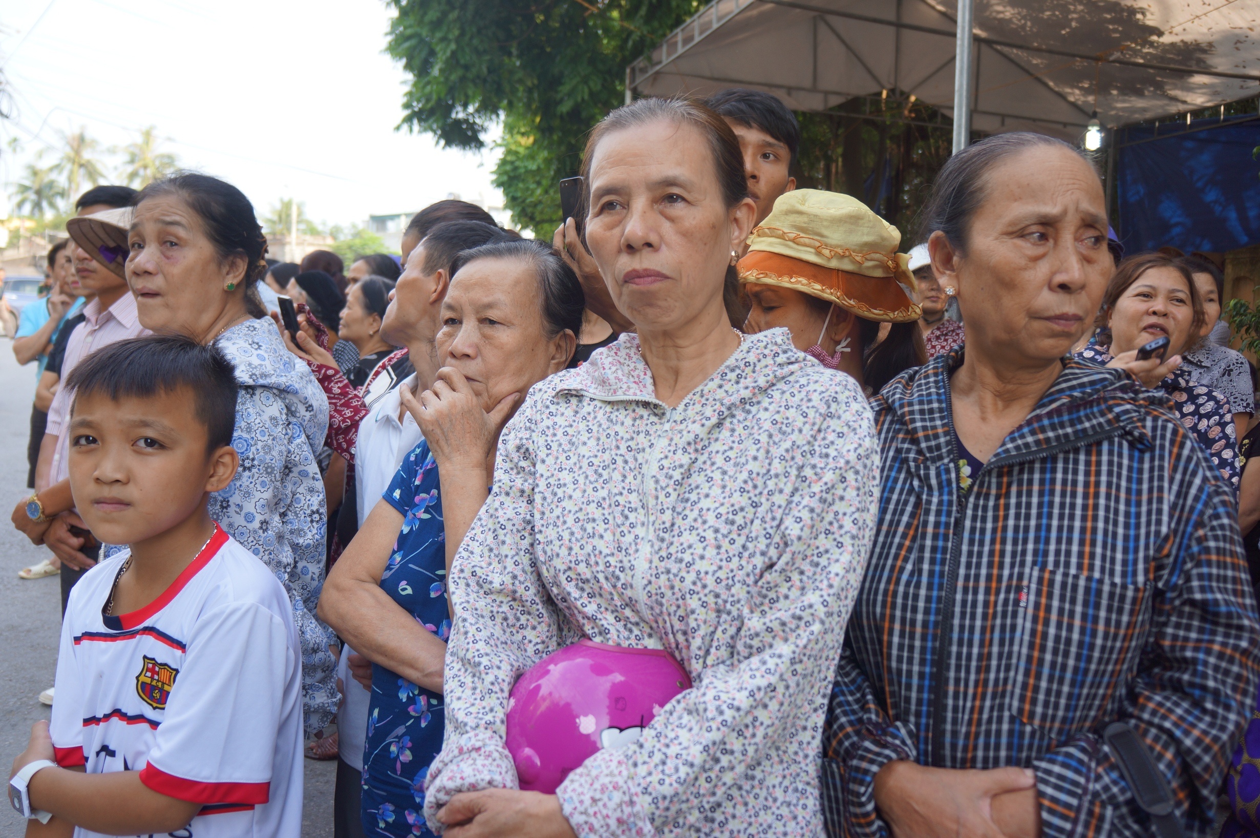 Người dân quê nhà đẫm nước mắt đón phi công Nguyễn Văn Tùng - Ảnh ...