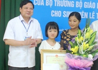 Bo GD&DT tang bang khen vuot kho cho nu sinh khong tay hinh anh