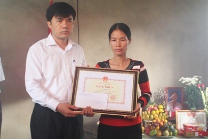 Truy tang bang khen cho nu sinh quen minh cuu 2 ban hinh anh