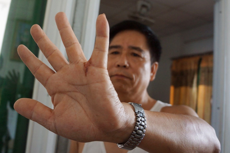 Clip chu tiem nhom ke phut nem coc tien, cuu con khoi ke cuop hinh anh