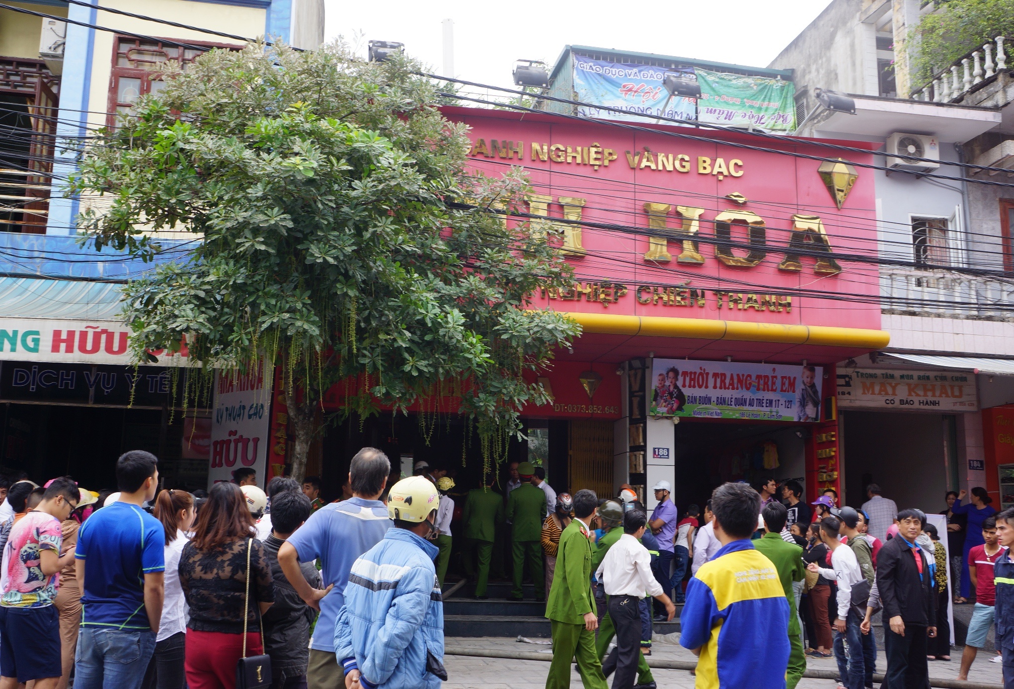 chay tiem vang giua pho anh 1