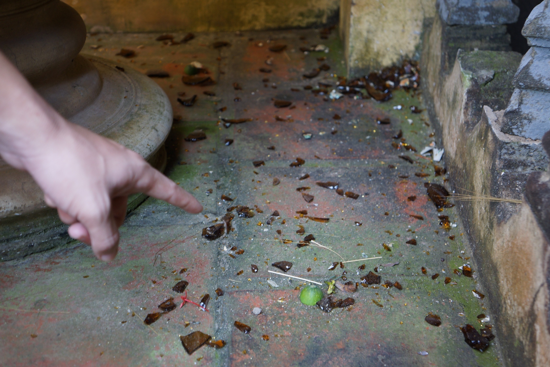 Nhieu nha dan bi ke xau nem bom xang trong dem hinh anh