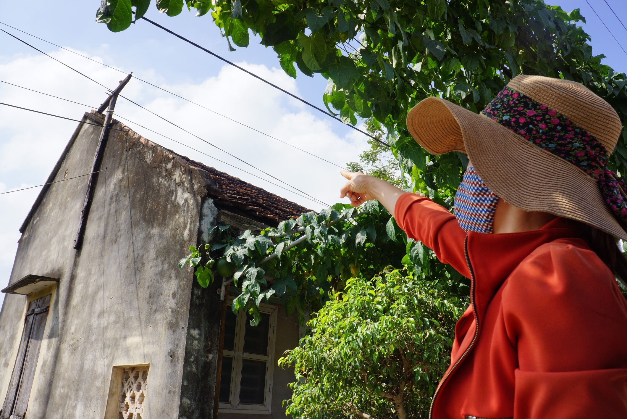 nha dan bi nem bom xang anh 2