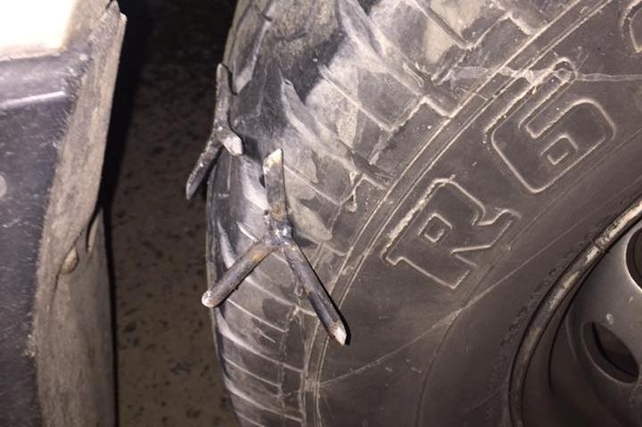 ôtô dính bẫy đinh ở dốc Xây ảnh 1 oto dinh bay dinh o doc Xay anh 1