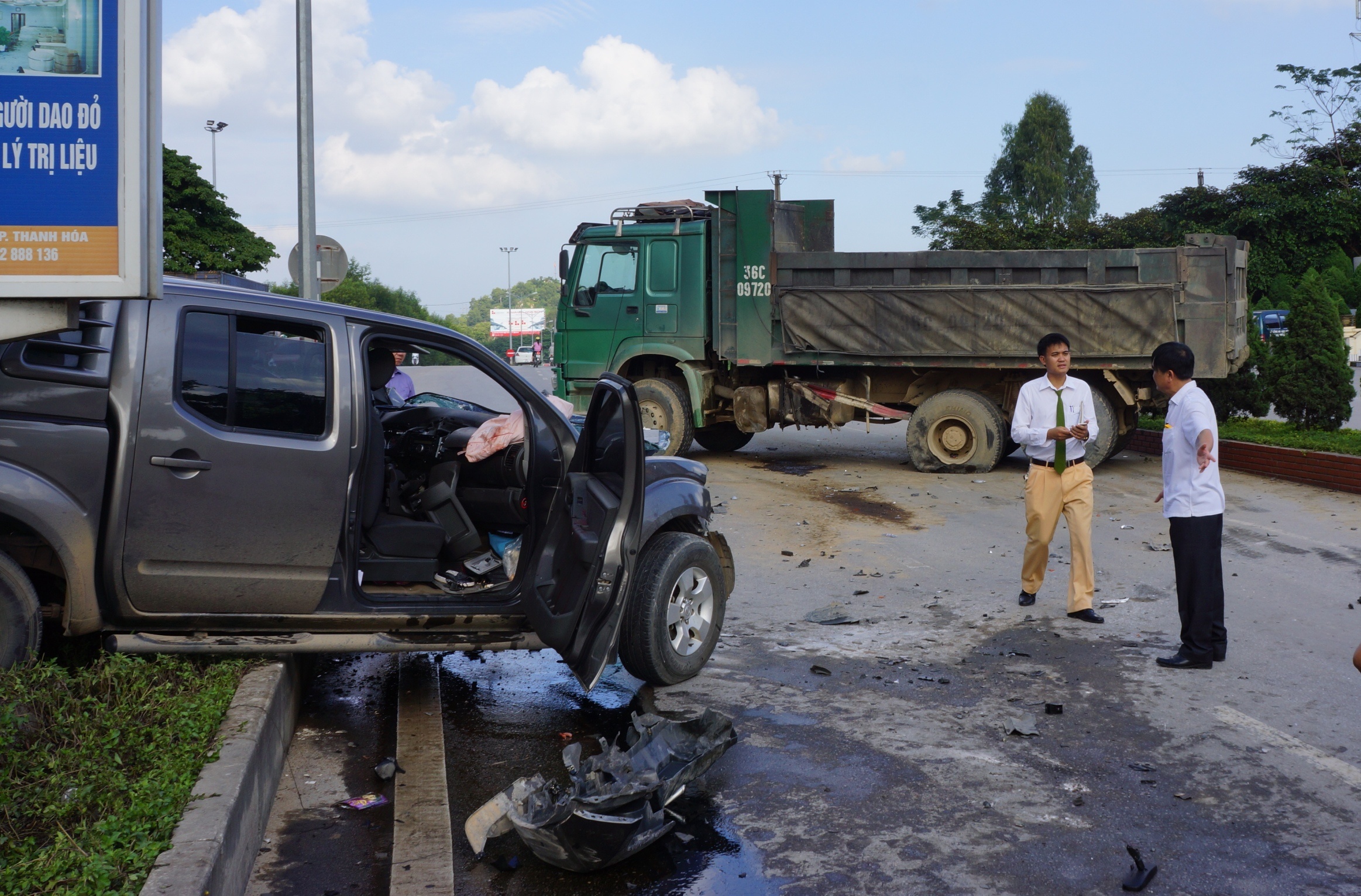 xe Nissan gap nan anh 2