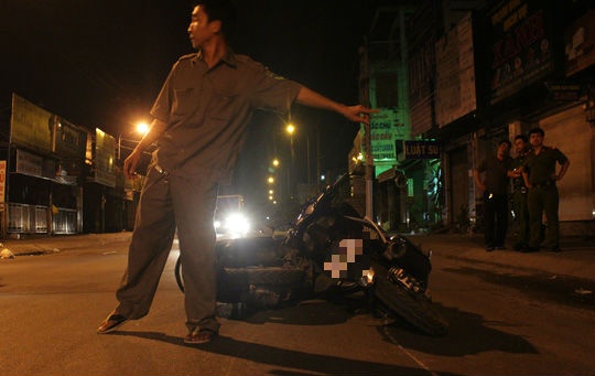 Va cham voi xe cung chieu, nguoi phu nu nguy kich hinh anh