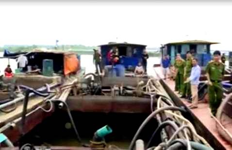 Phat 7 chu tau hut cat trai phep hon 300 trieu dong hinh anh