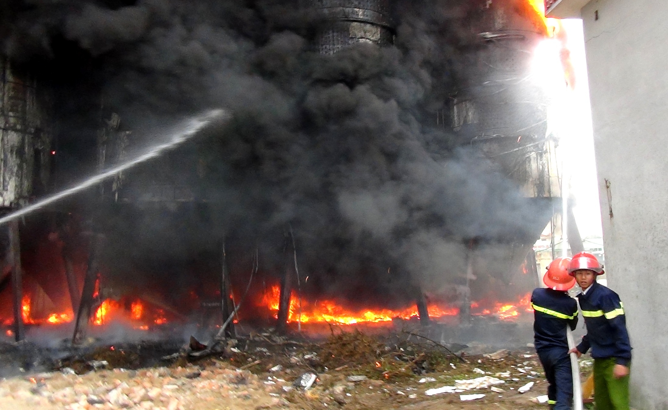 chay tai nha may bia anh 1