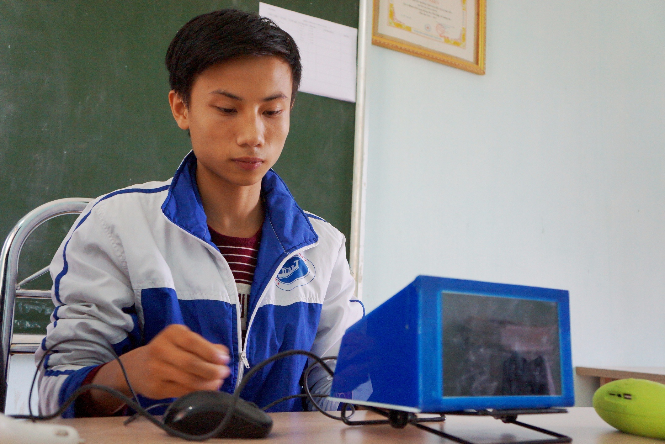 Nam sinh che tao may chong ngu gat cho tai xe hinh anh