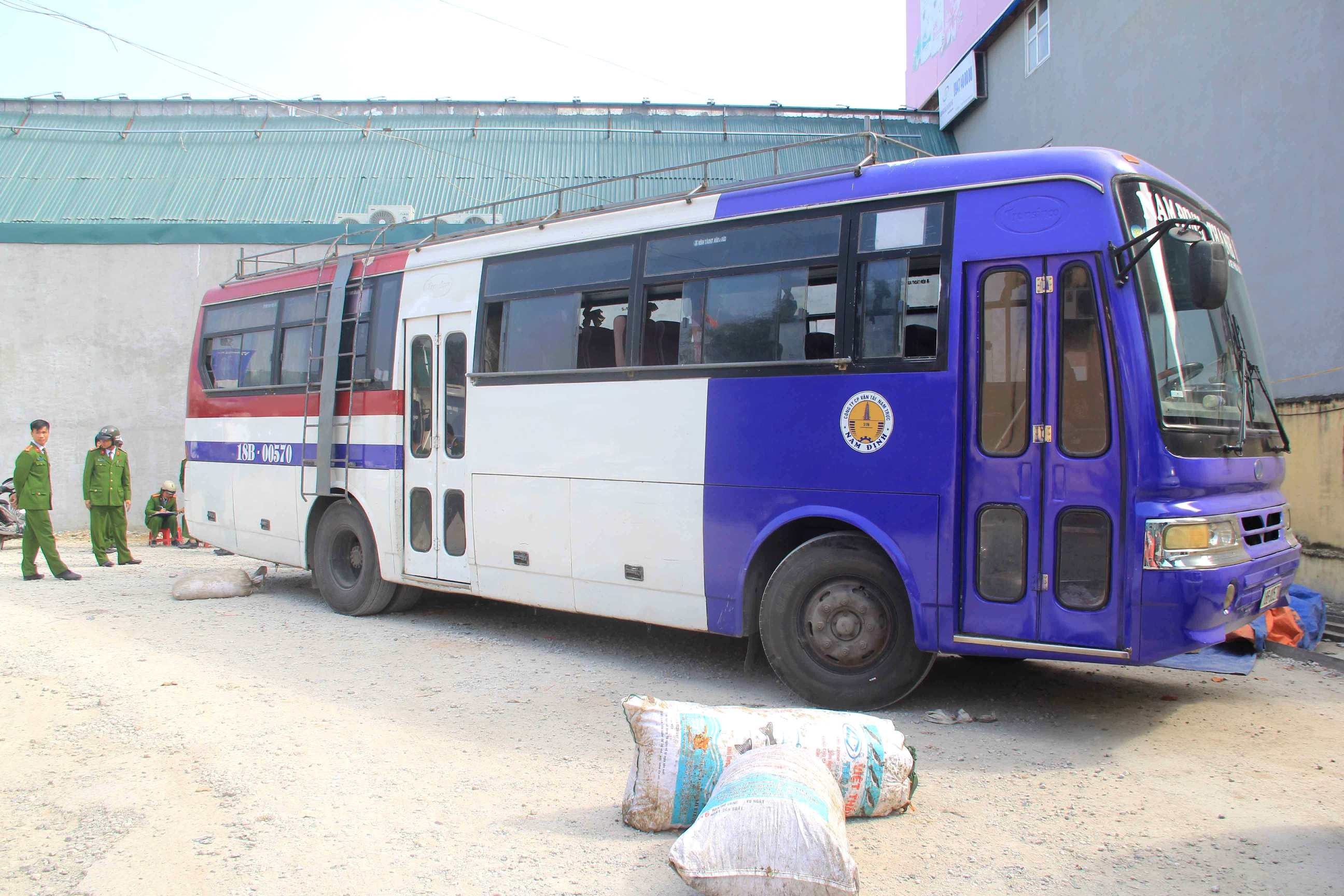 Xe khach cho thuc pham ban chay long vong tron canh sat hinh anh