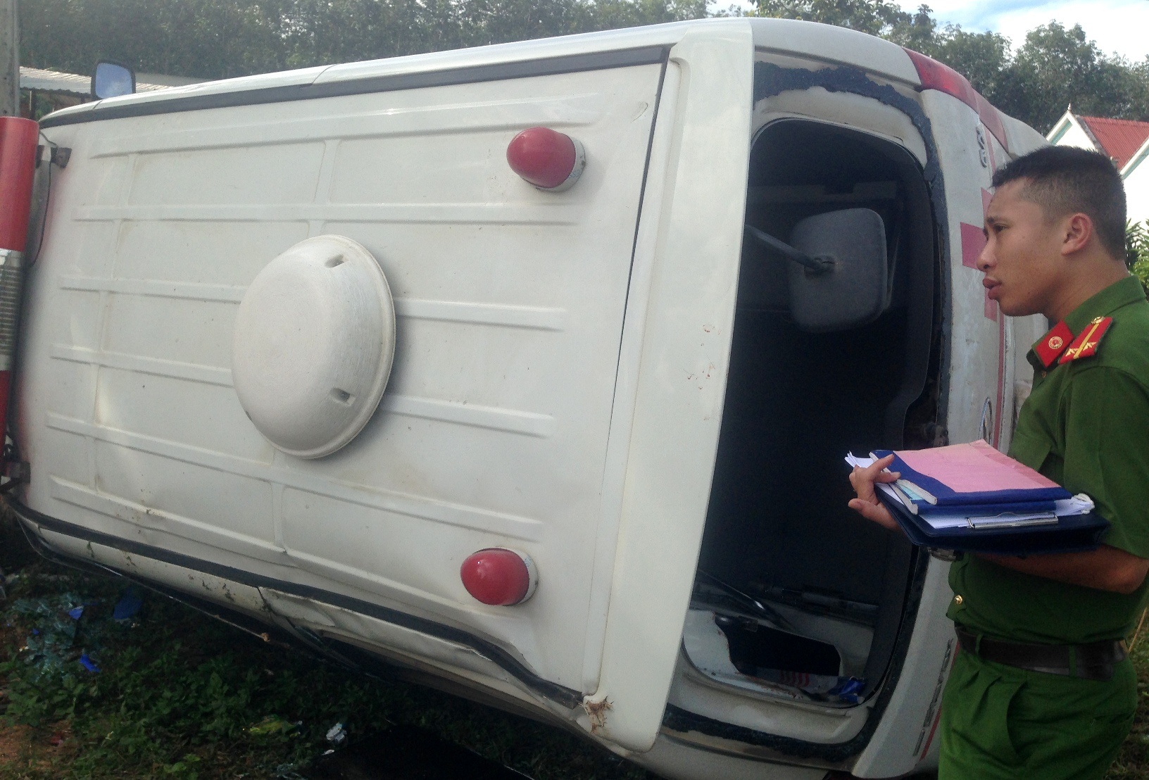 Lat xe cuu thuong, 1 nguoi chet, 5 nan nhan bi thuong hinh anh