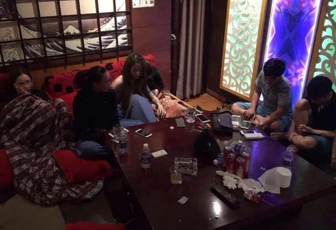 Hang chuc nam, nu su dung ma tuy da trong quan karaoke hinh anh