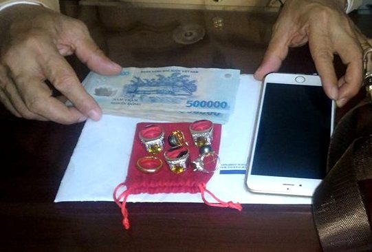 CSGT tim chu nhan tui do chua nhieu vang va da quy hinh anh