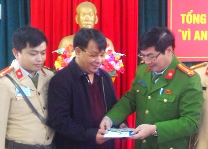 CSGT tim duoc chu nhan tui do chua nhieu tien, vang, da quy hinh anh