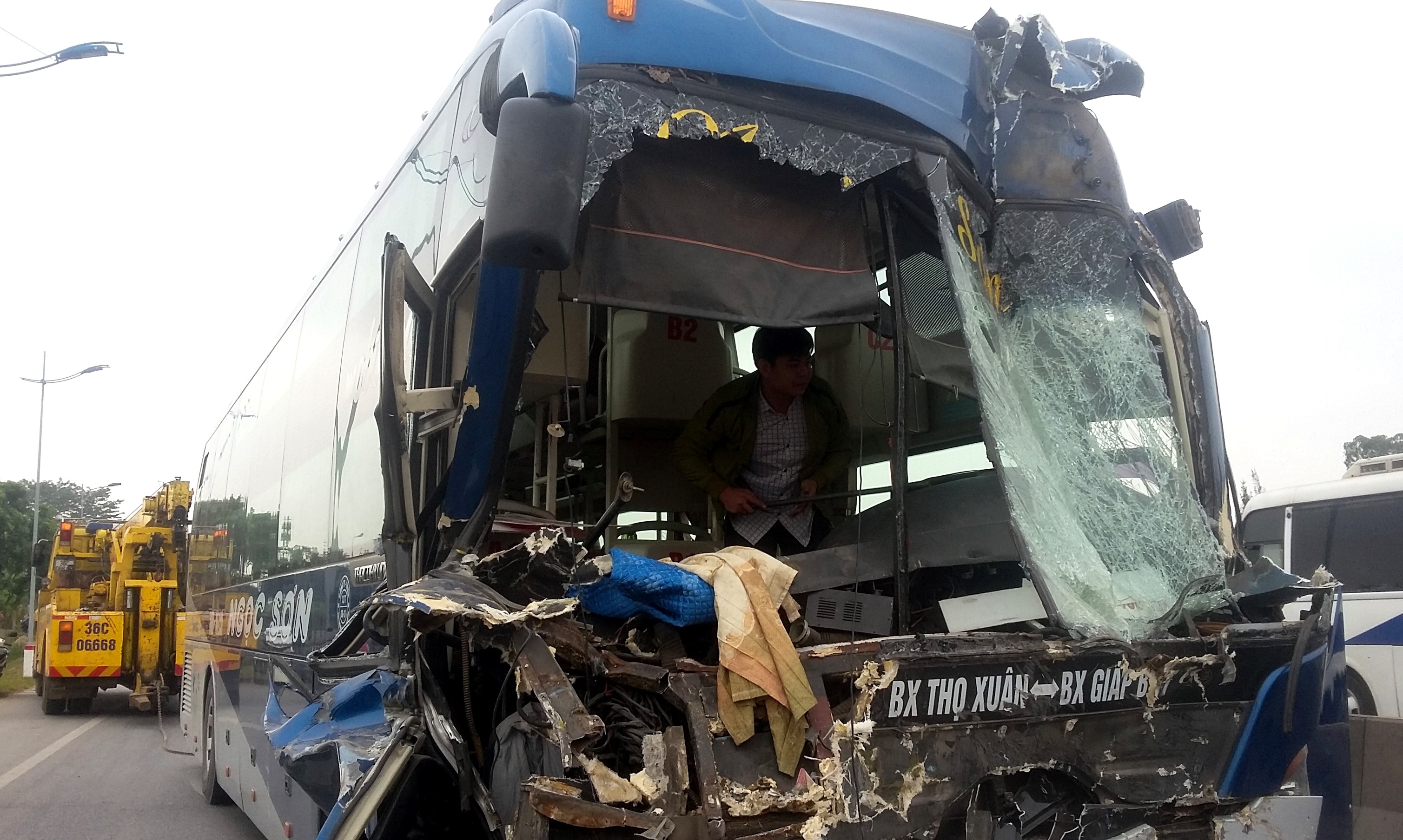 Hon chuc nguoi thoat chet khi oto khach dam xe dau keo hinh anh