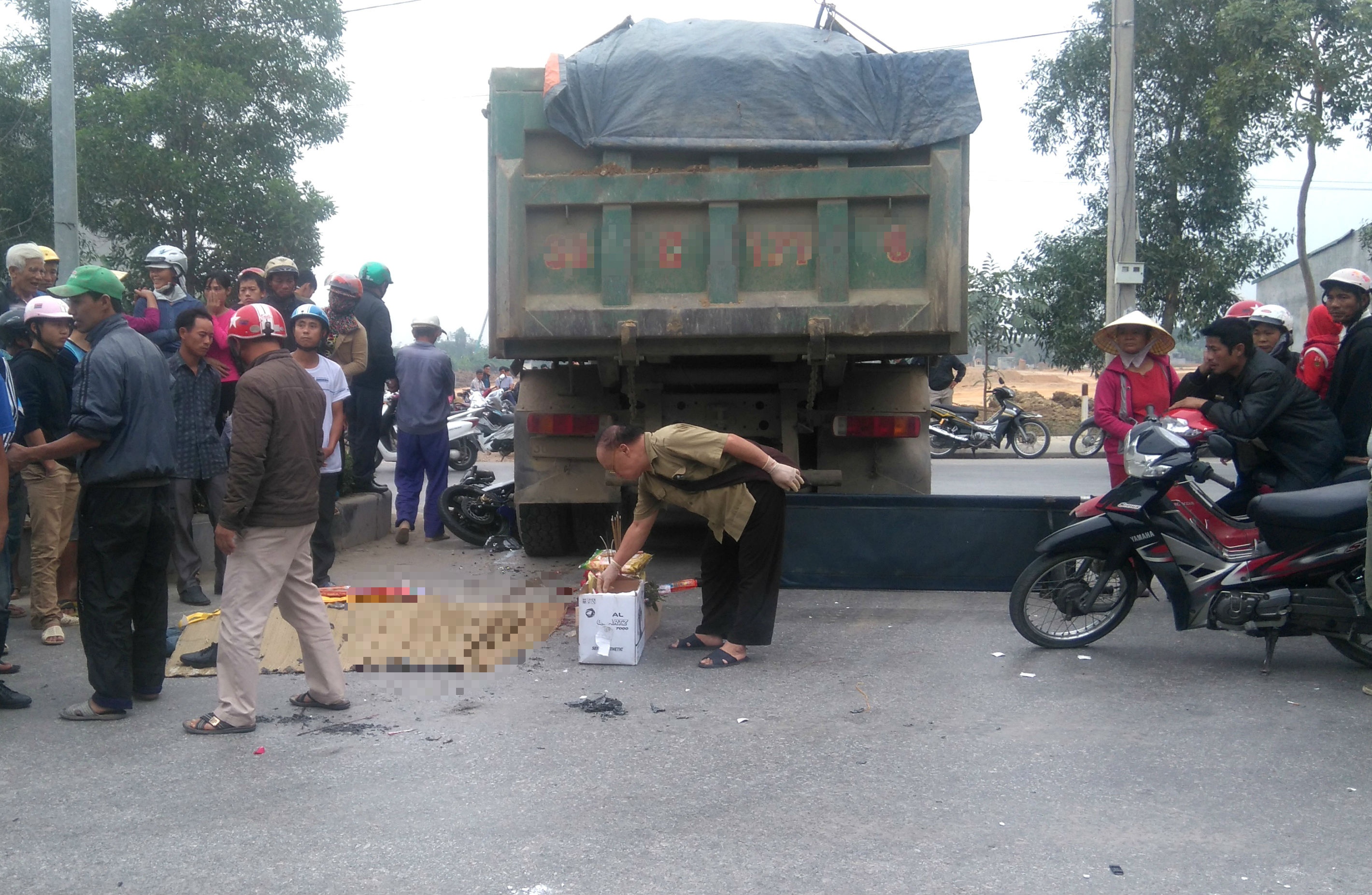 Tong vao xe tai, nam thanh nien di Exciter tu vong hinh anh