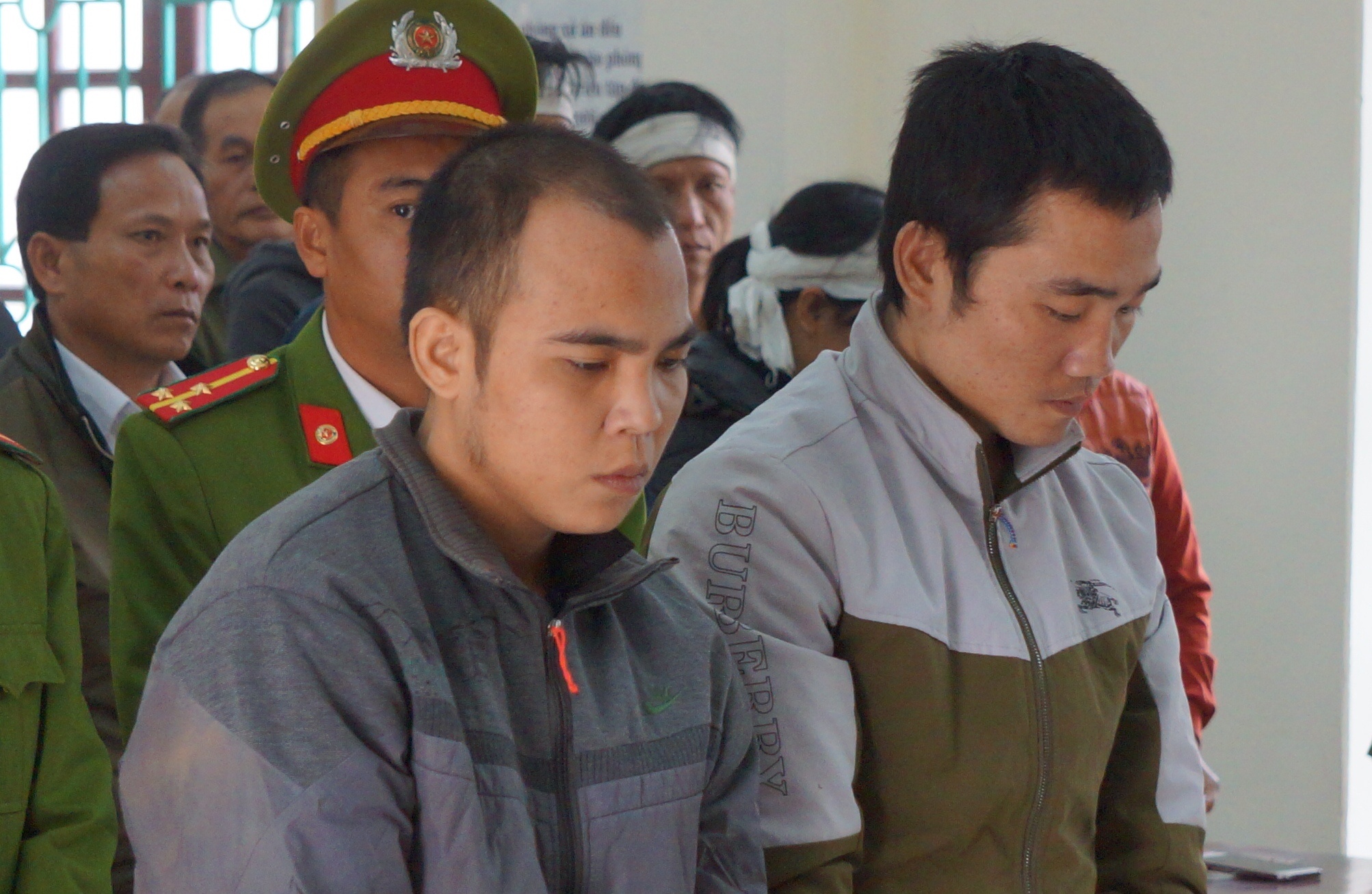 Tu hinh ten trom cho dam chet chu nha hinh anh