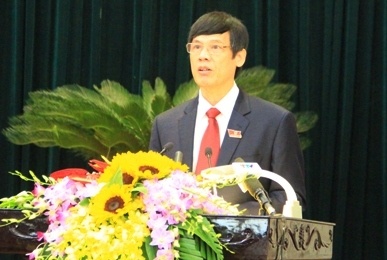 Chu tich Thanh Hoa cam cong chuc mang qua chuc Tet cap tren hinh anh