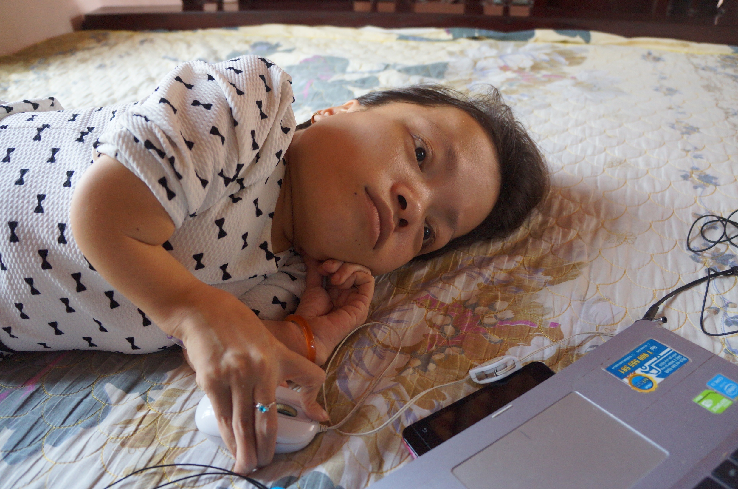 Cuoc song cua co gai cao 90 cm anh 3