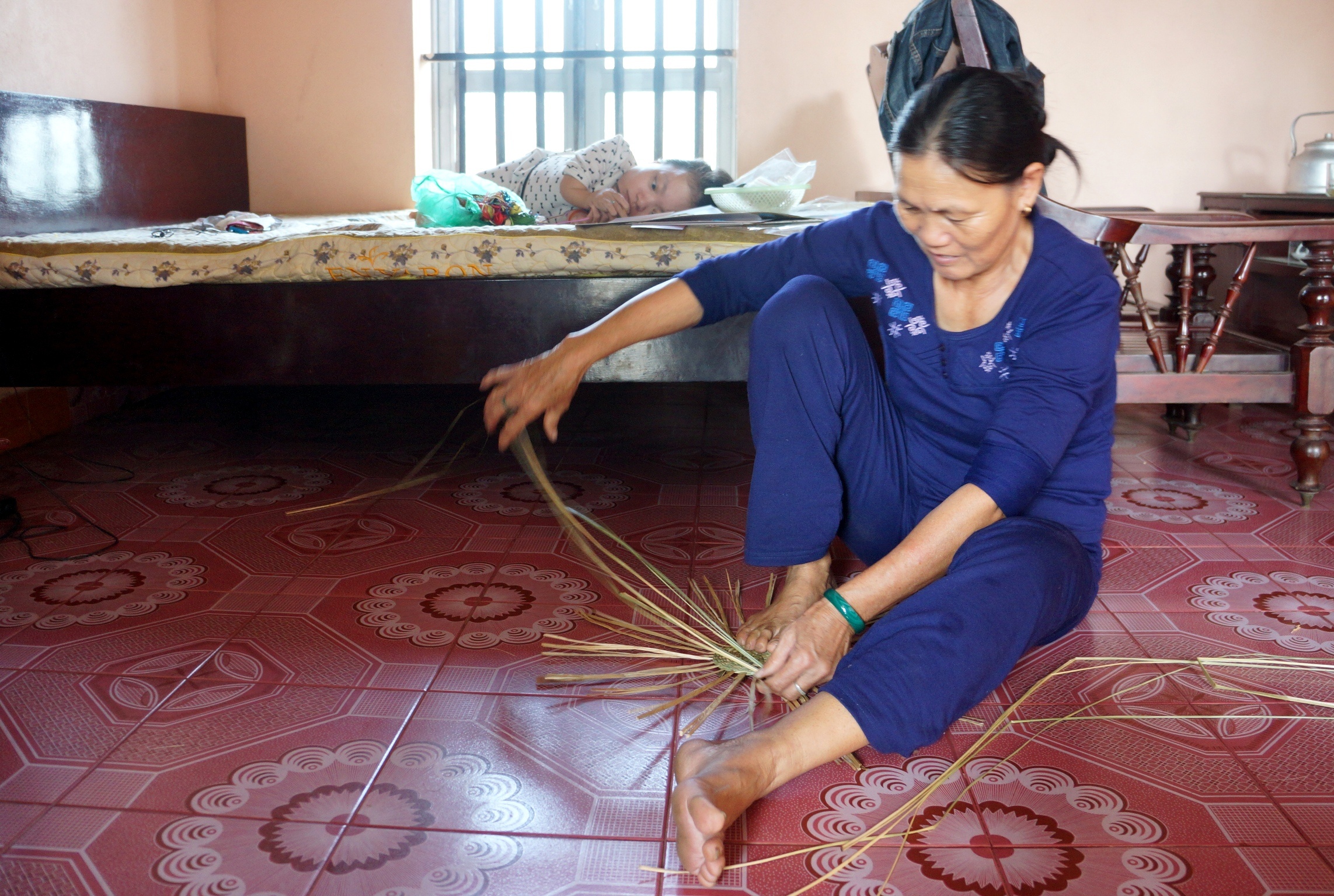 Cuoc song cua co gai cao 90 cm anh 4