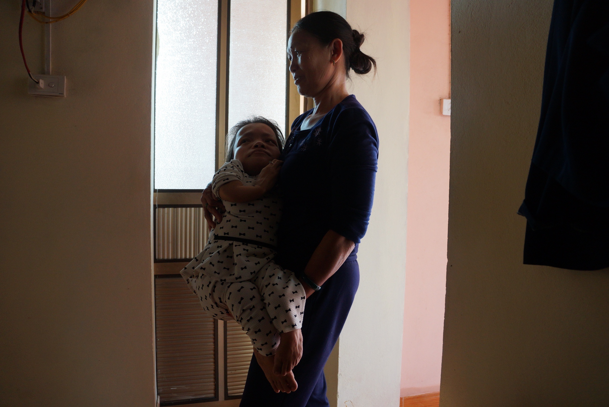 Cuoc song cua co gai cao 90 cm anh 2