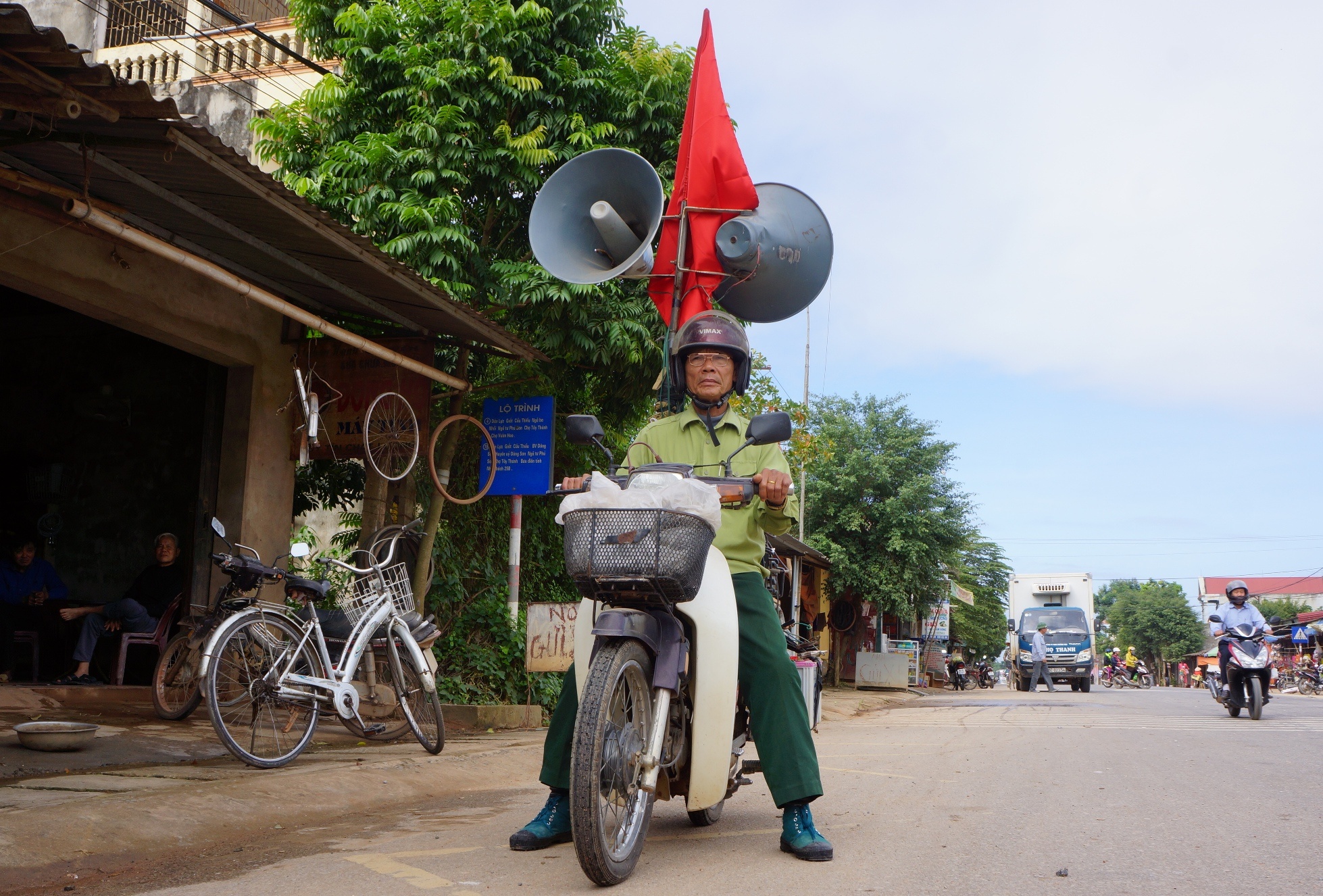 Cong an tinh tang xe may cho cuu binh lam 'nha dai di dong' hinh anh