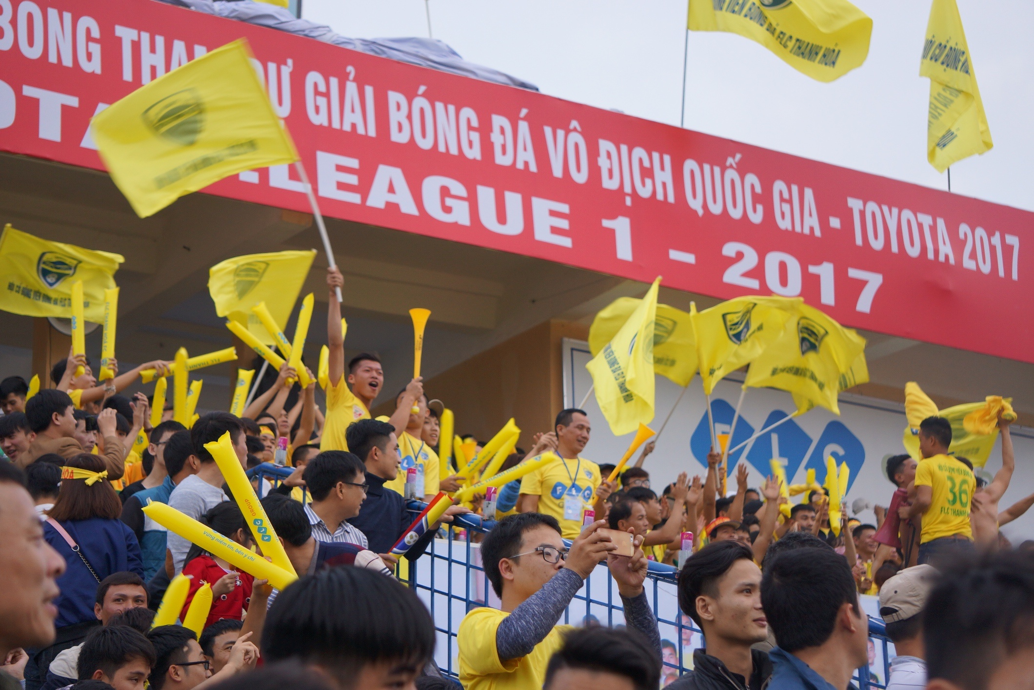 Co dong vien CLB Thanh Hoa lap day khan dai ngay ra quan hinh anh