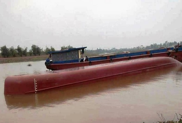 Tau cho da lat up, chong chet, vo mat tich hinh anh