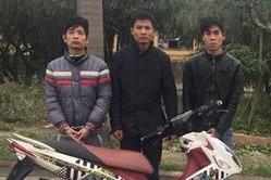 4 thanh nien cuop tai san nhieu nu cong nhan di lam ve khuya hinh anh