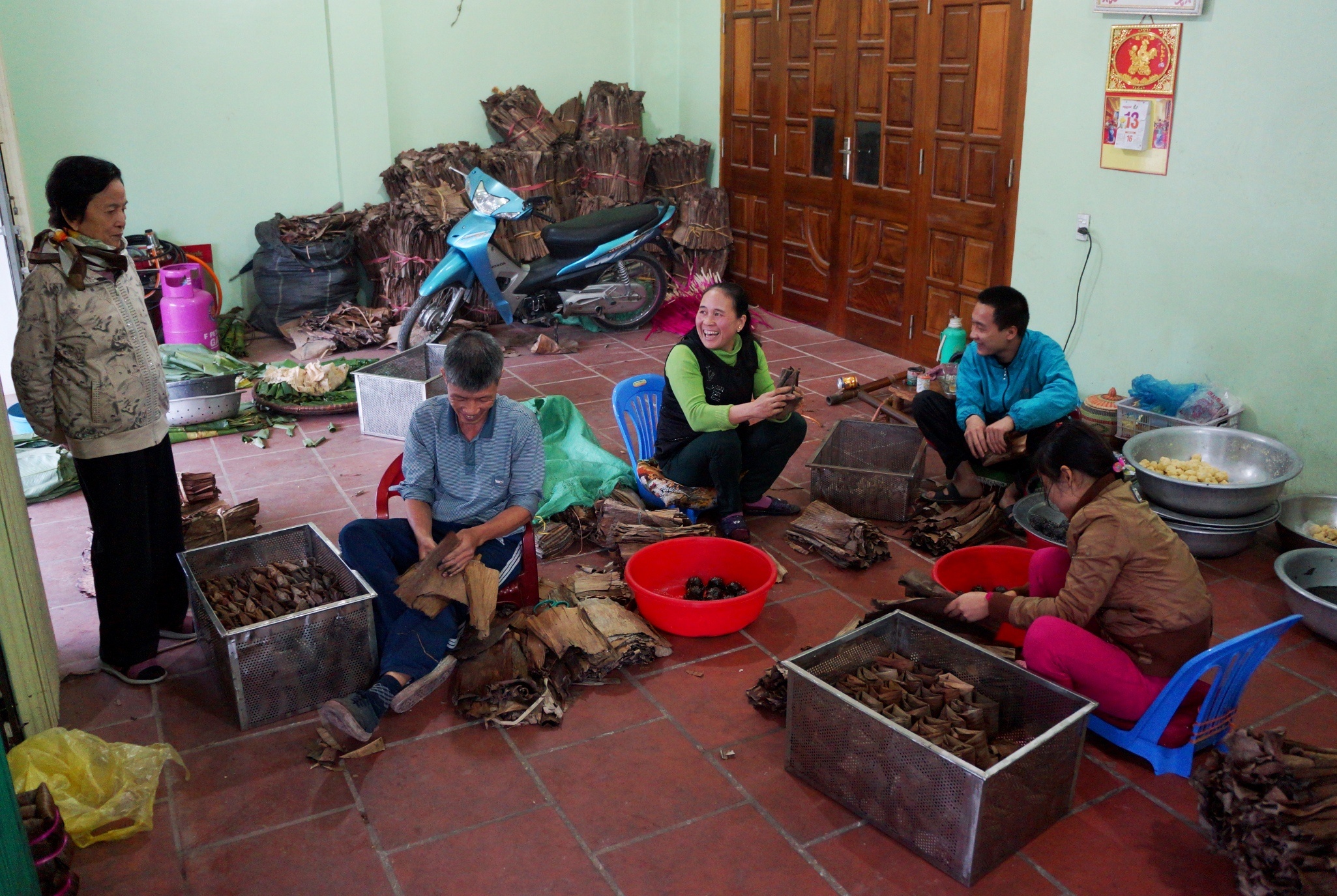 Canh tat bat lam banh gai tien vua dip giap Tet hinh anh