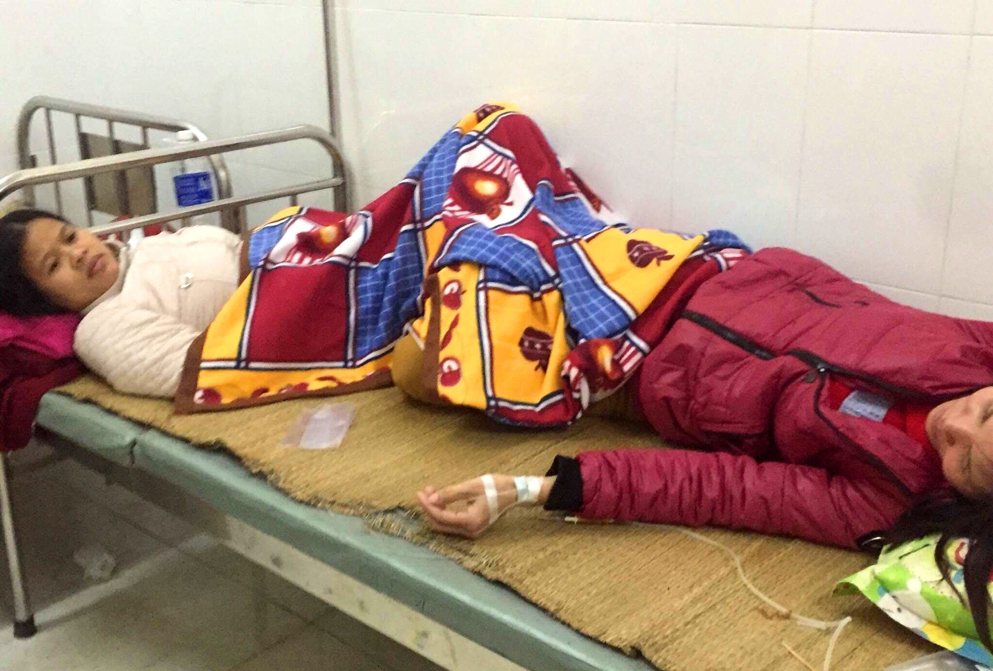 Hang chuc cong nhan nhap vien sau bua an hinh anh