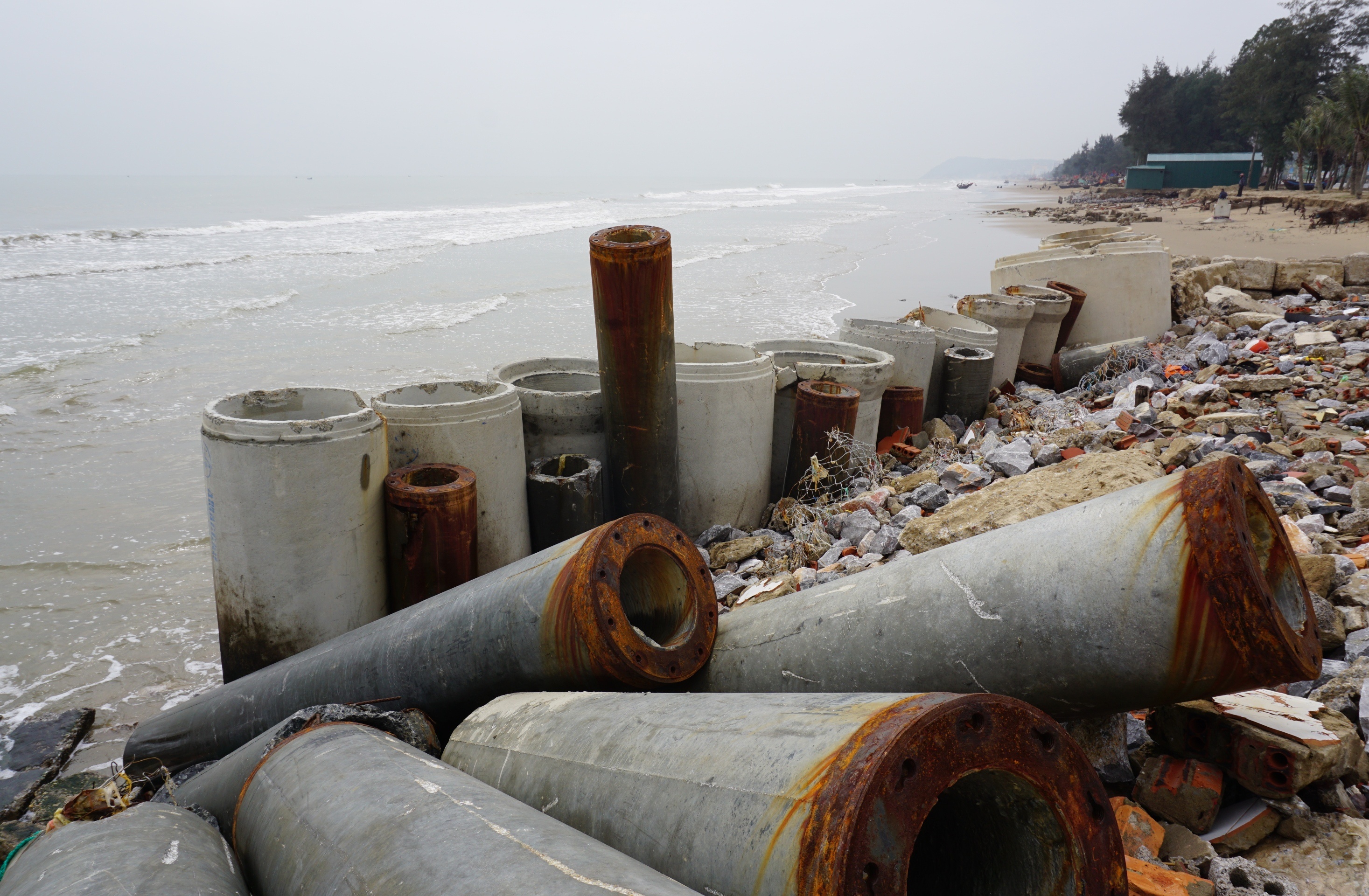 Bai bien dep nhat Thanh Hoa bi de doa hinh anh