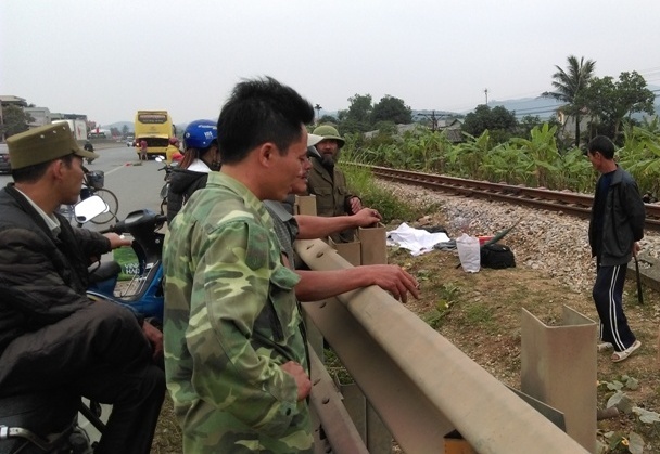 Qua duong sat di ve sinh, co gai bi tau hoa tong chet hinh anh