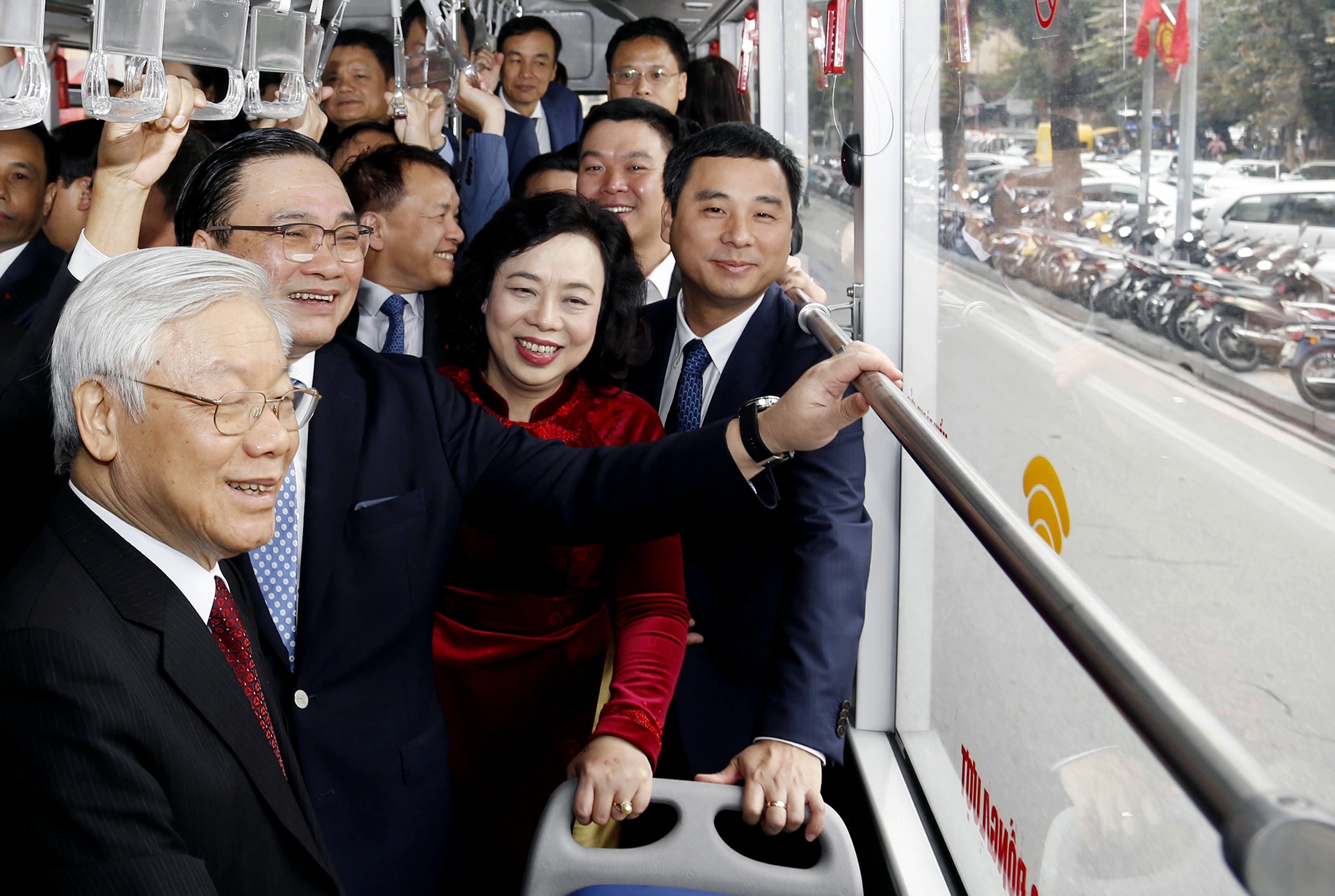 Tong bi thu di xe buyt, bach bo quanh ho Guom hinh anh