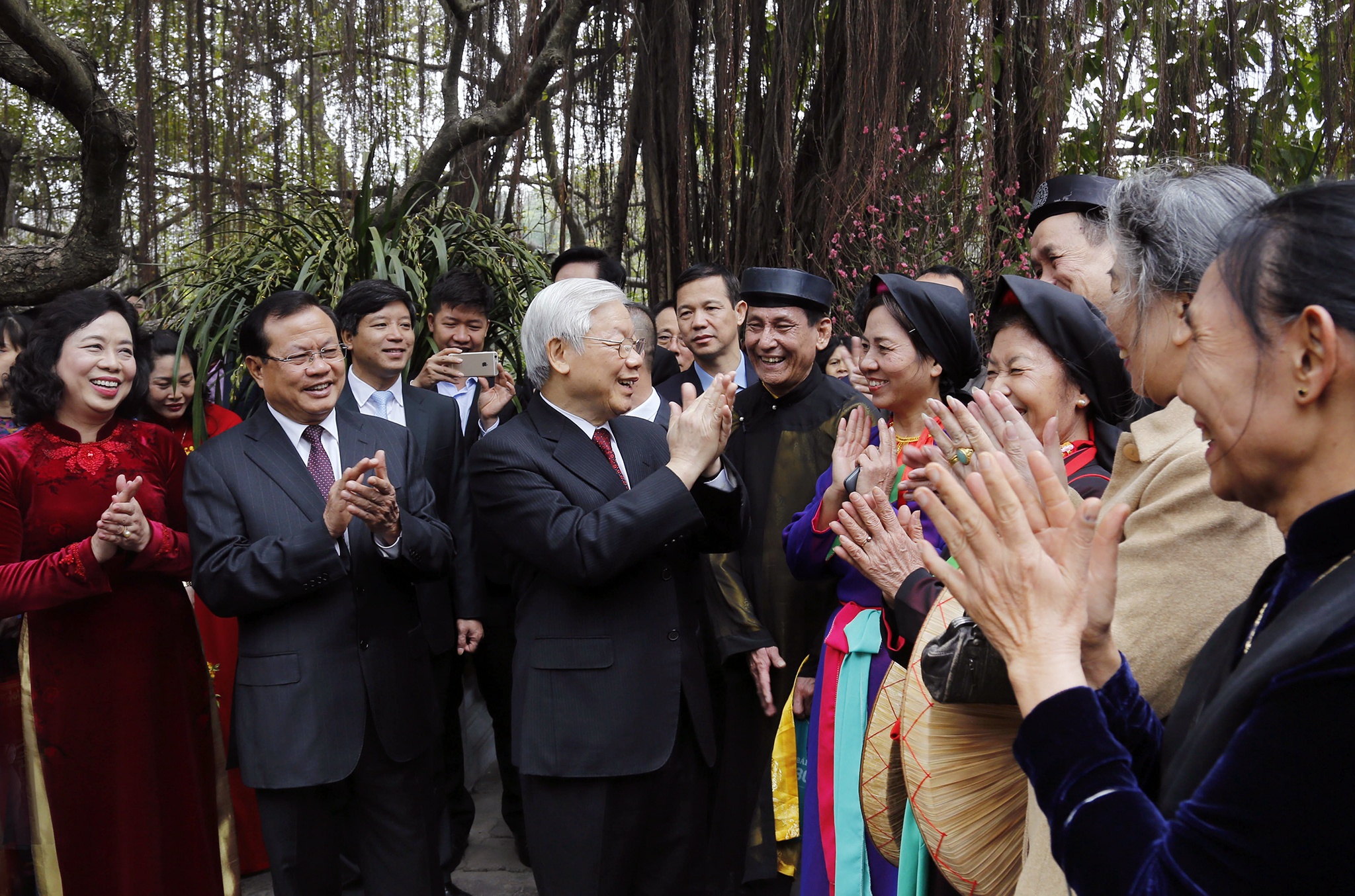 Tong bi thu di bo quanh ho Guom anh 3