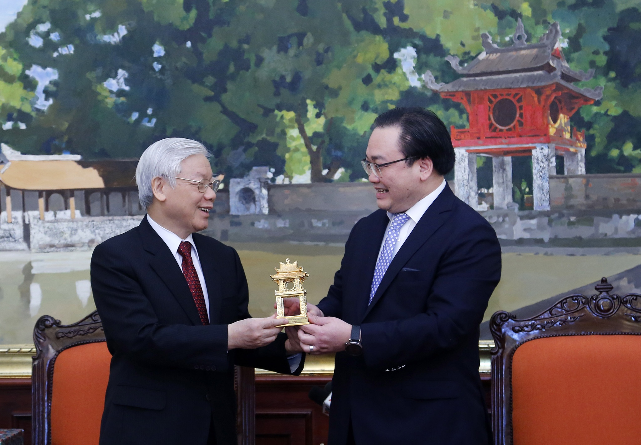 Tong bi thu di bo quanh ho Guom anh 1