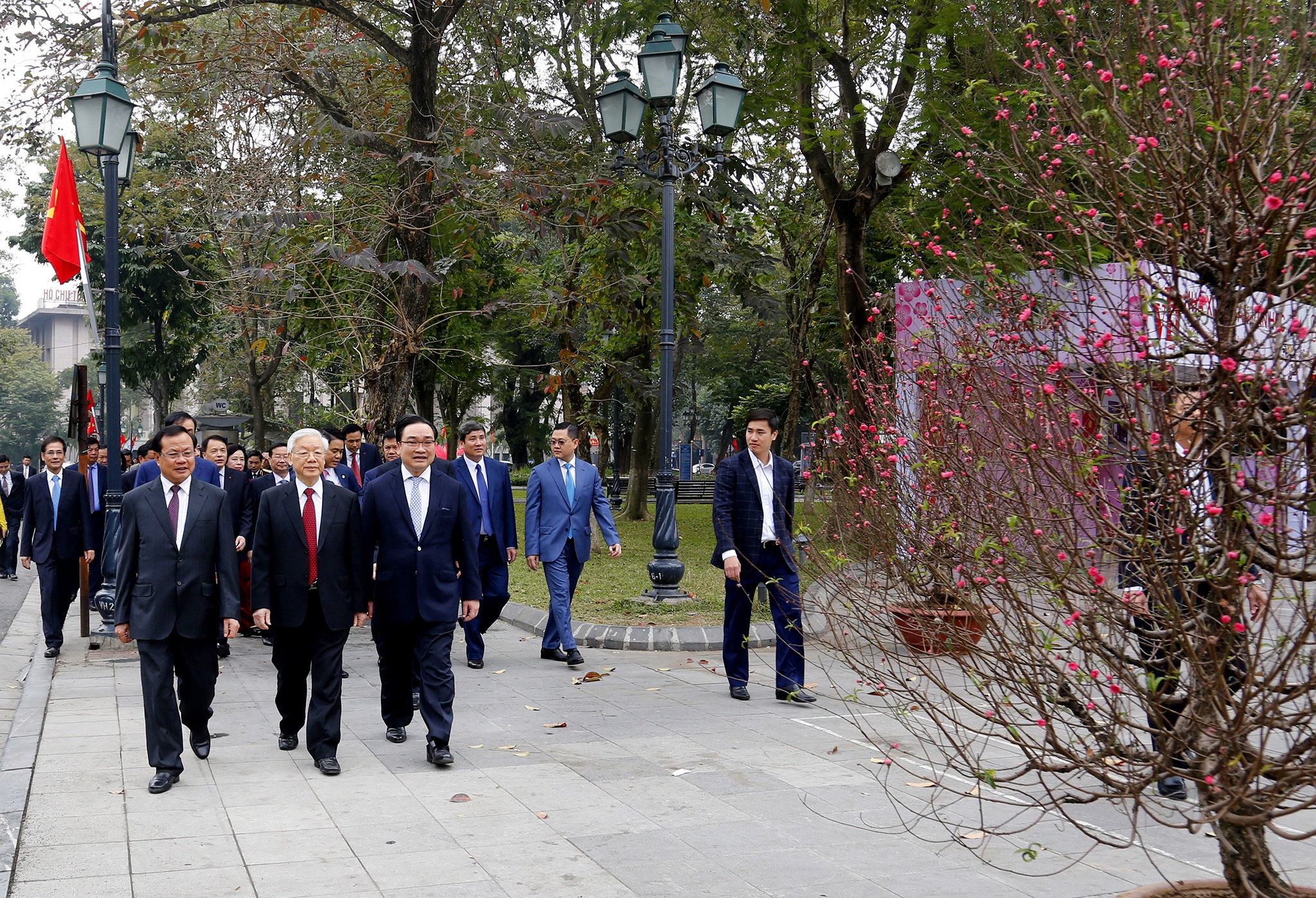 Tong bi thu di bo quanh ho Guom anh 2