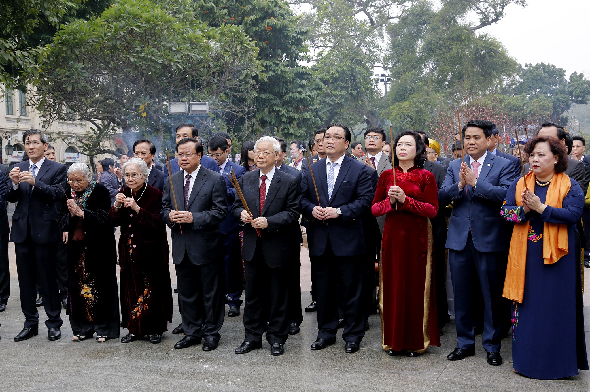 Tong bi thu di bo quanh ho Guom anh 4