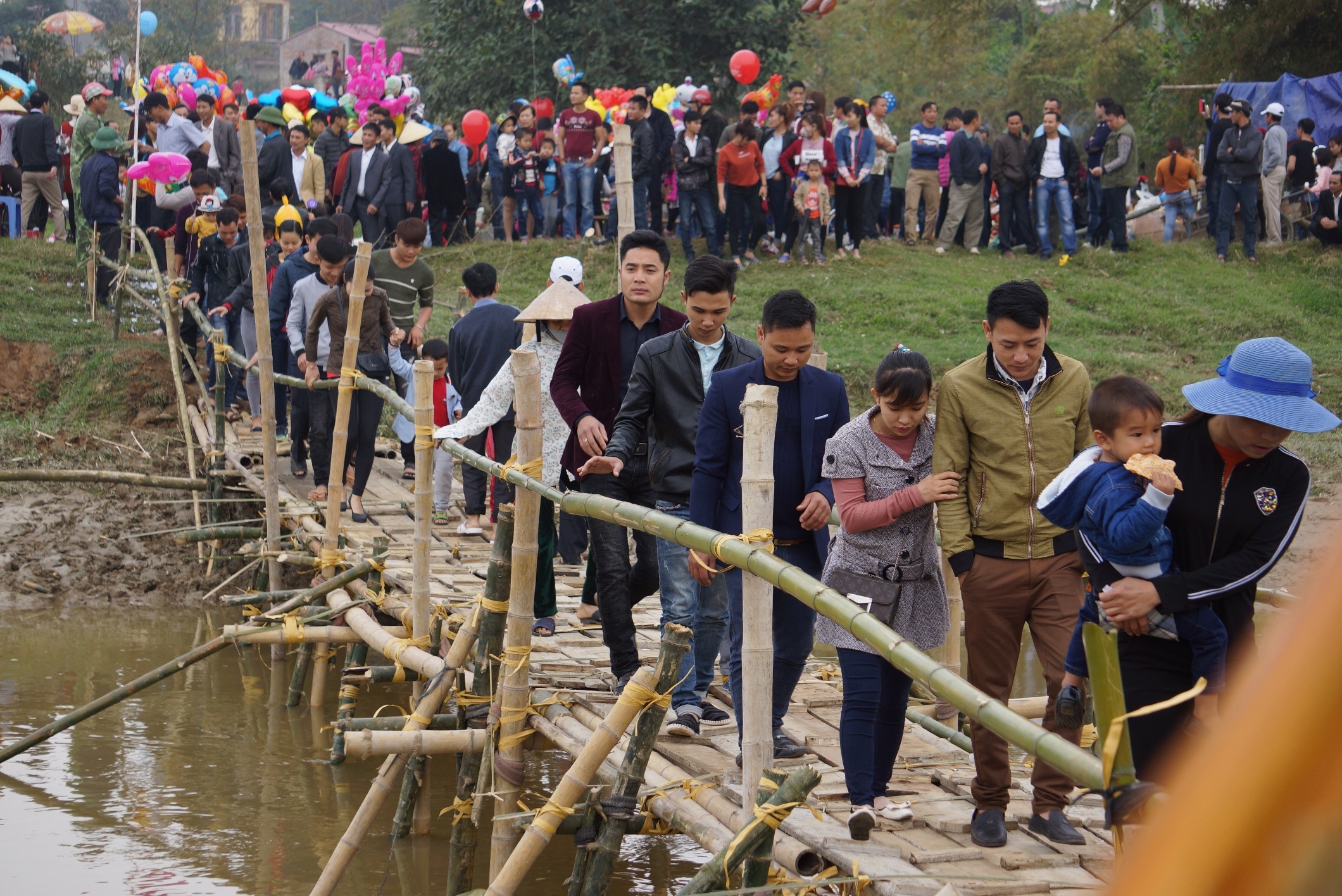 phien cho nem ca chua anh 2