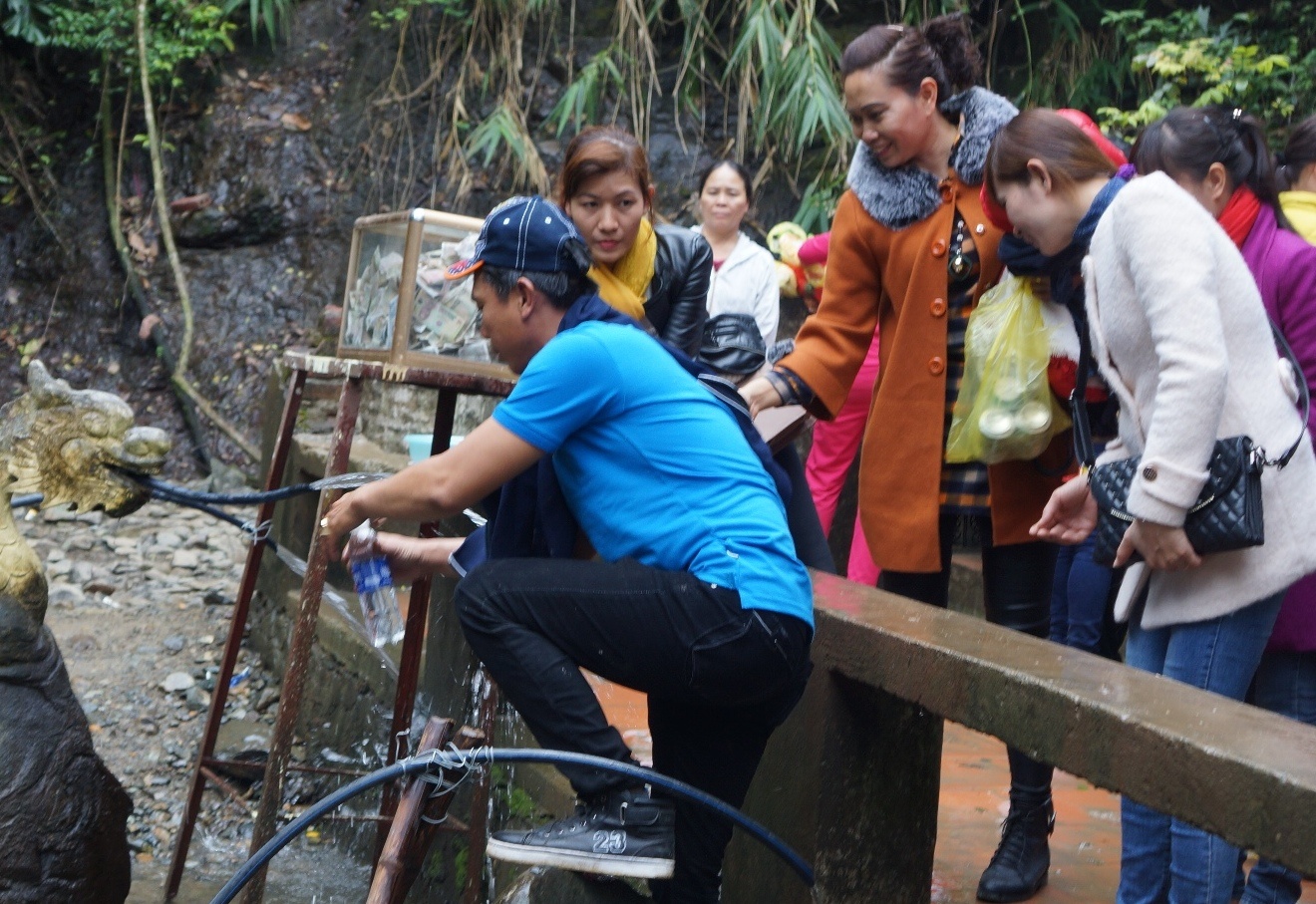 Hinh anh nhech nhac tai ngoi den linh thieng nhat xu Thanh hinh anh