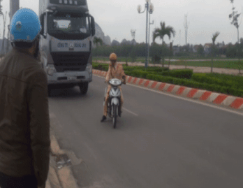 Tai xe xe dau keo chong doi CSGT vi 'suc ep tra hang' hinh anh