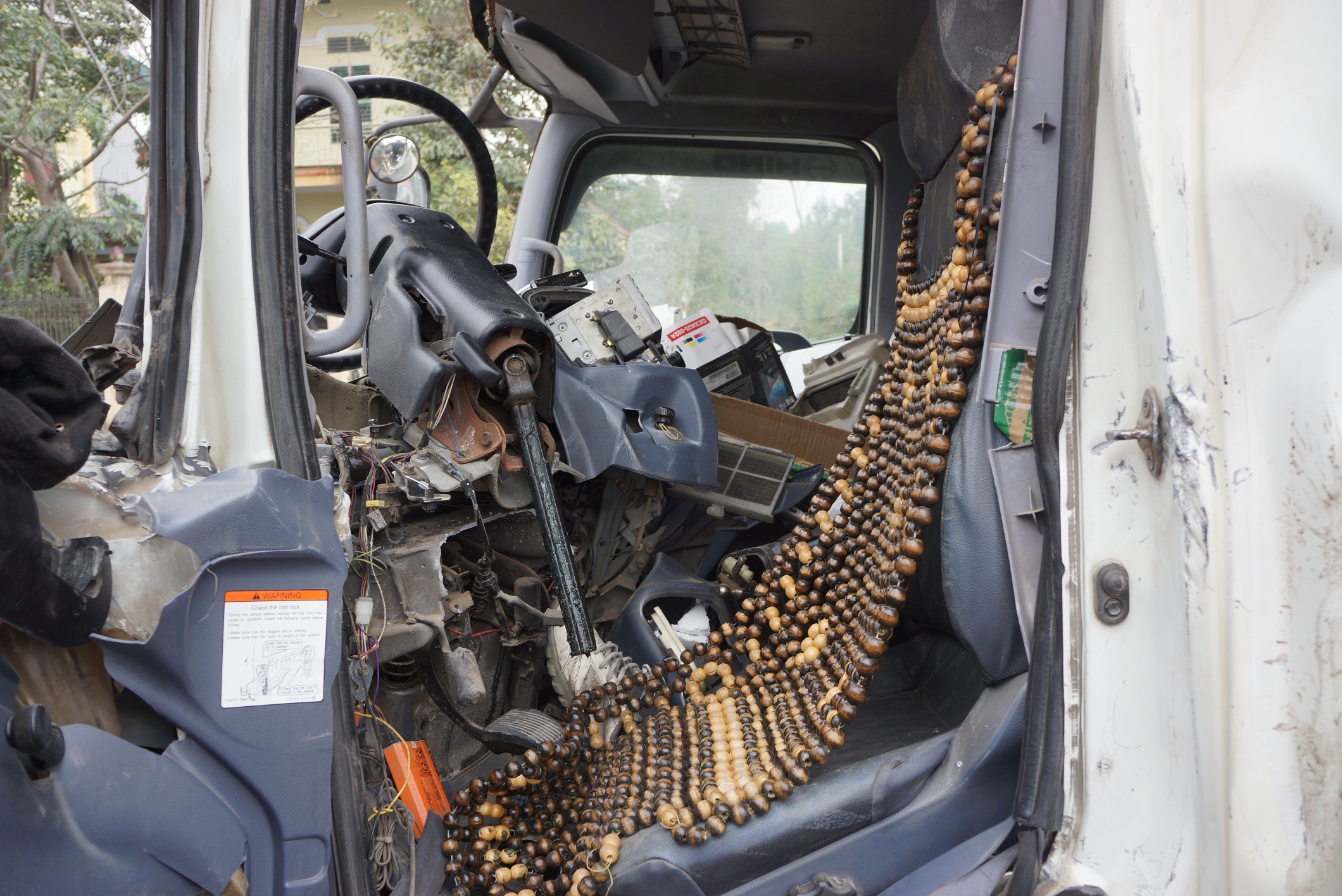 pha cua cuu tai xe anh 2