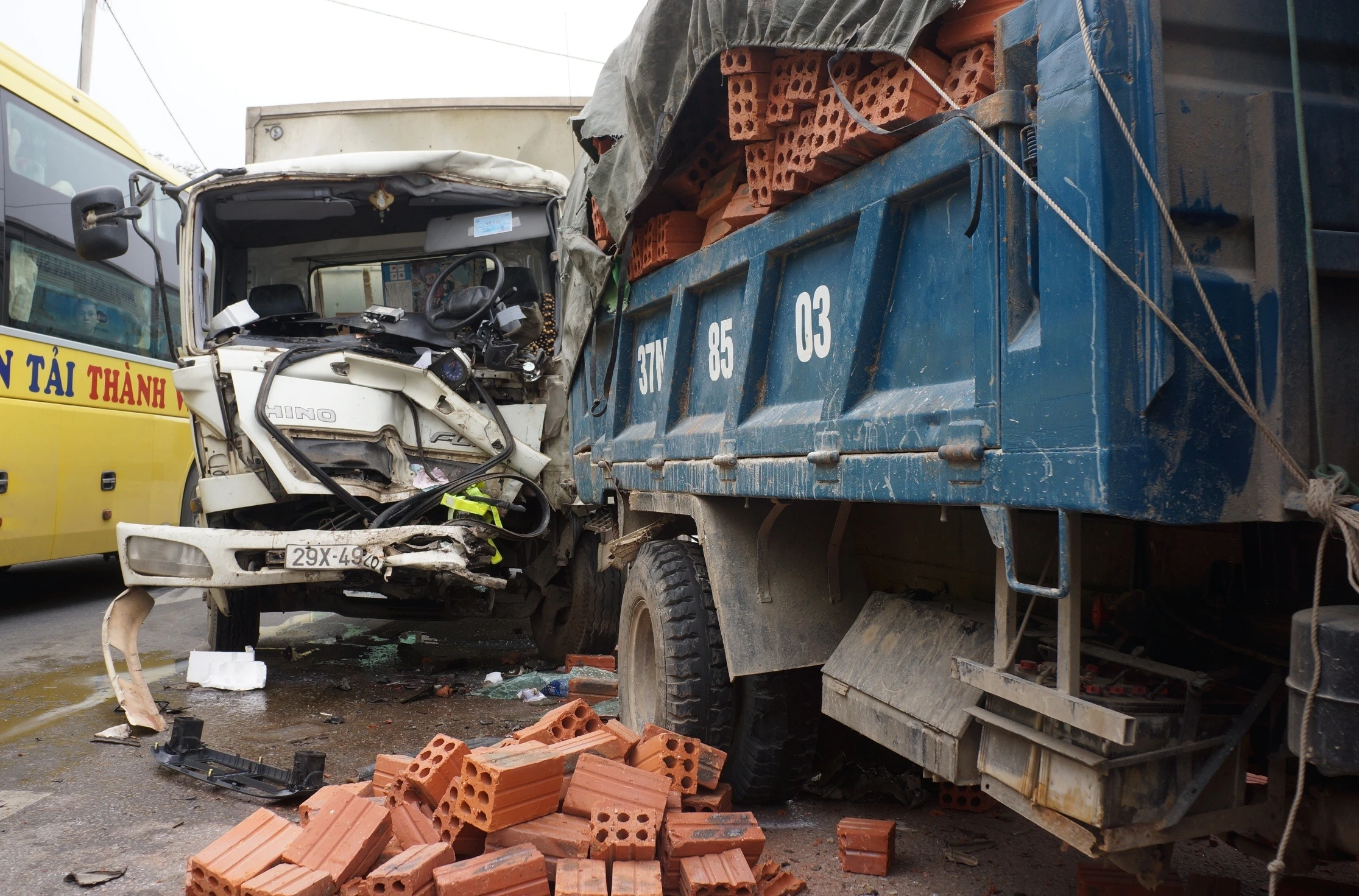 Xe cho sua dam xe cho gach, tai xe ket cung trong cabin hinh anh